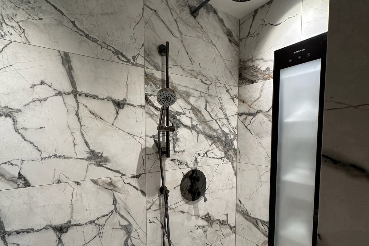 Prysznic walk-in z czarną armaturą