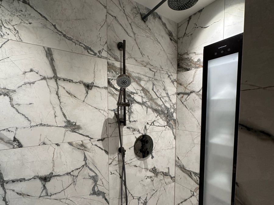 Prysznic walk-in w marmurze, czarna armatura