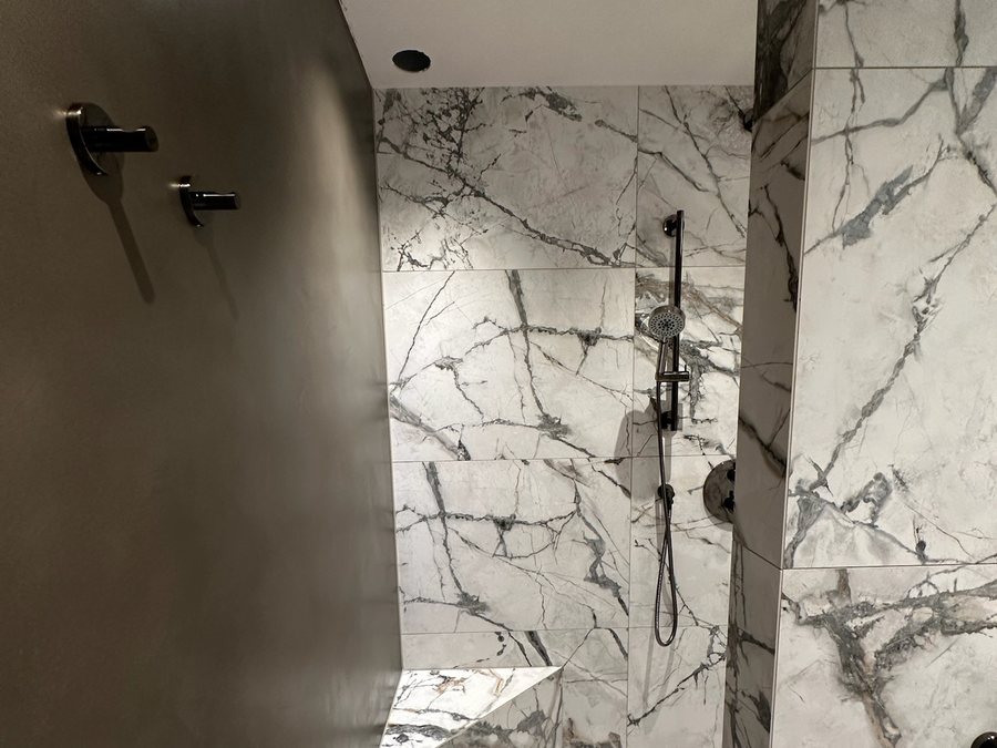 Łazienka wykończona marmurem, realizacja KAT Renovatie